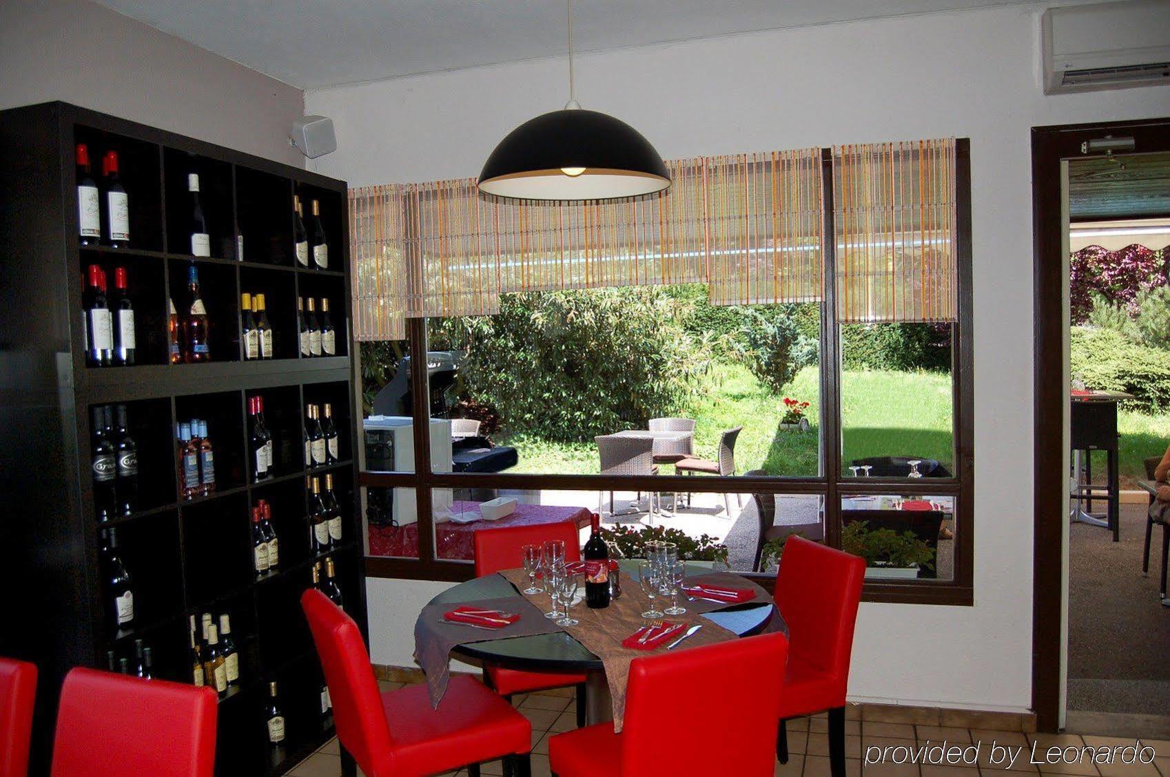 Logis Hotel Lons-Le-Saunier - Restaurant Le Grill Экстерьер фото
